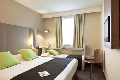 布克巴克凡尔赛钟楼酒店的酒店客房设有两张床和窗户。