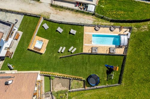 里约·迪·普斯特里亚德尔布伦纳霍夫酒店的享有庭院的空中景致,设有游泳池