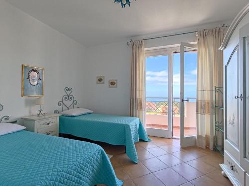 内比达Splendida vista sul mare的一间带两张床的卧室,享有海景
