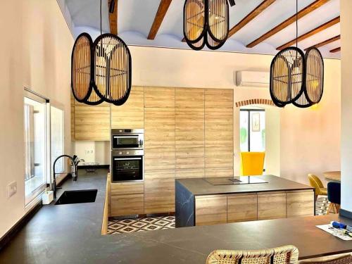 瓦伦西亚Casa Mediterranea- Les mil i una nits的厨房设有天花板吊灯。