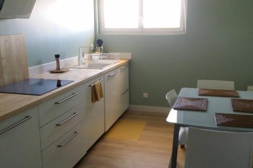 拉特斯特德布赫Logement privée的厨房配有水槽和桌子