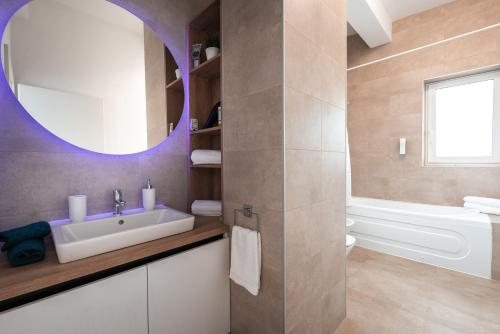 布拉索夫Mountain Breeze ApartTerrace的一间带水槽和镜子的浴室