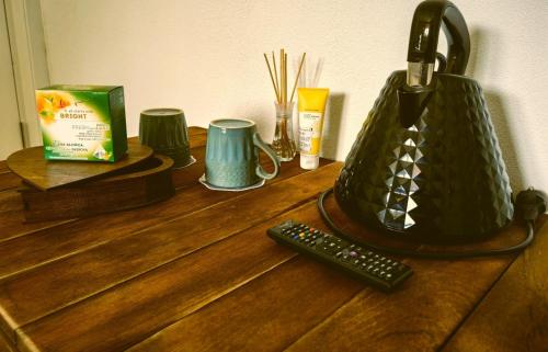 西蒙Voinescu House - Natural Living & Eating的木桌上的搅拌机和遥控器