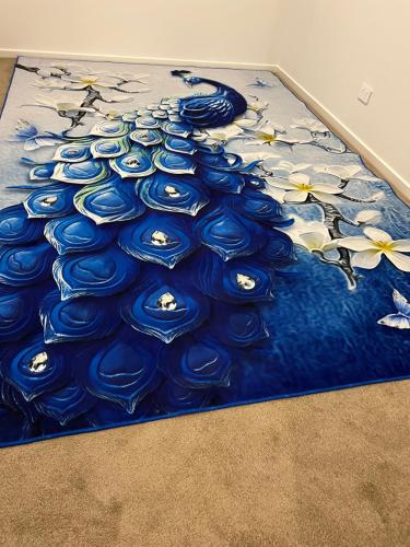 克兰伯恩Ann pavilion Paradise的蓝色的地毯上布满了白色的花朵