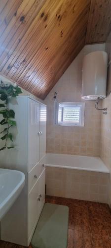 默克斯卡BaLoRo apartment的浴室配有白色浴缸和水槽
