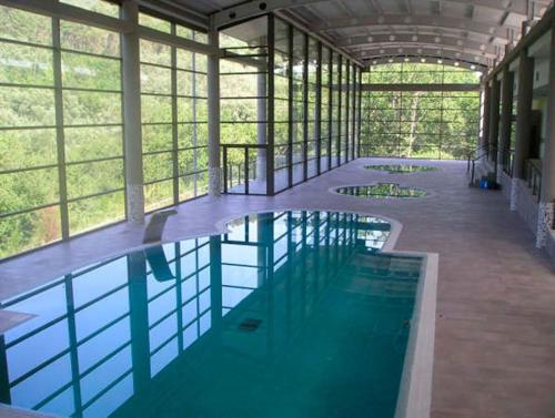 As Fontaiñas的一座大型游泳池,位于一座带窗户的建筑内