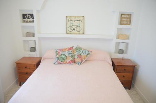 弗拉门卡海滩Apartamento 700 metros de la playa的一间卧室配有一张带两个枕头的床