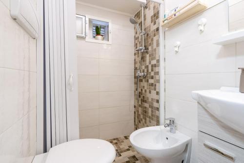 滨海波利尼亚诺Chiarina rooms 2的白色的浴室设有卫生间和水槽。