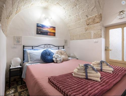 滨海波利尼亚诺Chiarina rooms 2的一间卧室配有一张大床和毛巾