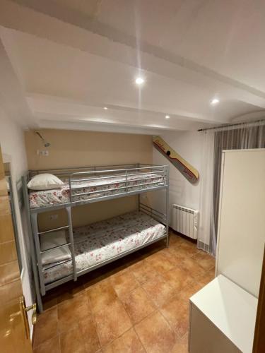 厄尔·彭特·德·苏尔特Apartamento con encanto的一间卧室配有两张双层床。