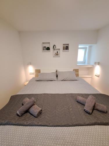 木洛希尼Apartman Tea的一间卧室配有一张带两个枕头的床