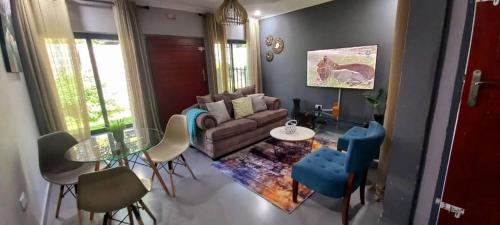 KitweZachi Apartments的客厅配有沙发和桌椅