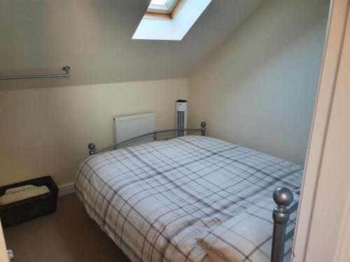 诺丁汉1 Bedroom Annexe Bagthorpe Brook Nottinghamshire的一间卧室配有一张床和天窗