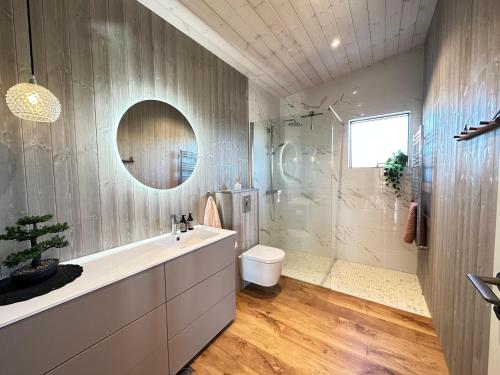 MiðdalurLuxury and Modern Cabin on the Golden Circle的一间带水槽、卫生间和淋浴的浴室