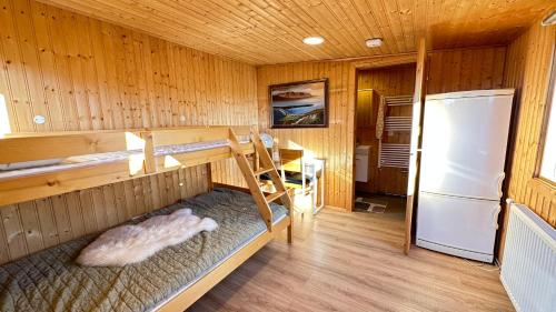 MiðdalurLuxury and Modern Cabin on the Golden Circle的带冰箱和桌子的桑拿浴室