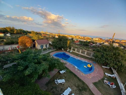 卡罗利诺-布加兹Бирюза的享有带椅子的游泳池和房屋的顶部景致