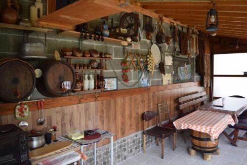 索波特Роден Край Homeland的厨房配有桌子和一些锅碗瓢盆