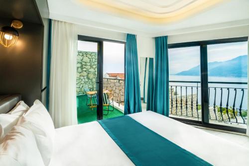 卡斯Gumus Peninsula Hotel的酒店客房设有一张床,享有海景。