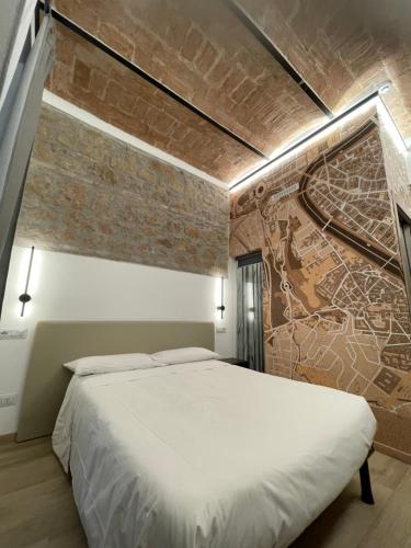 罗马费利斯酒店的一间卧室设有一张床和砖墙