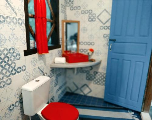 圣安德烈Promoção Semana Santa em Santo André - Casa da Floresta的浴室设有红色卫生间和蓝色门。