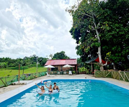 伊基托斯Milía Amazon Lodge的一群人在游泳池里