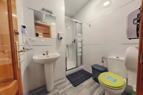 内尔哈Charming Nerja Hostel的一间带水槽和卫生间的小浴室
