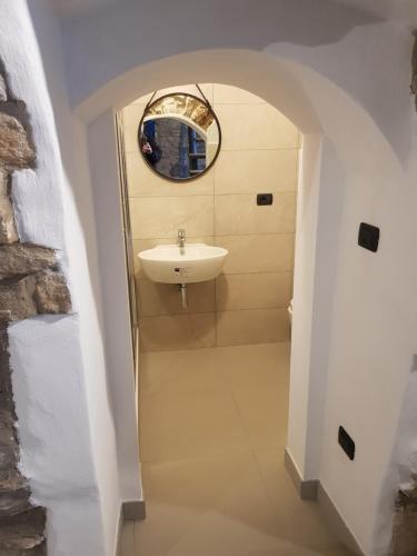 FaetoCasa Vacanze Faeto的一间带水槽和镜子的浴室