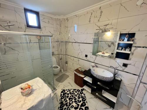 特拉布宗Greenland Villa Premium 61的一间带玻璃淋浴和水槽的浴室
