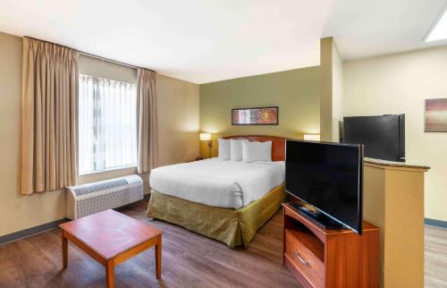 弗吉尼亚海滩Extended Stay America Suites - Virginia Beach的配有一张床和一台平面电视的酒店客房