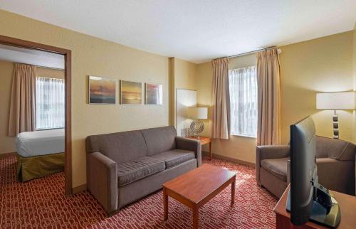 弗吉尼亚海滩Extended Stay America Suites - Virginia Beach的酒店客房设有一张沙发和一张床