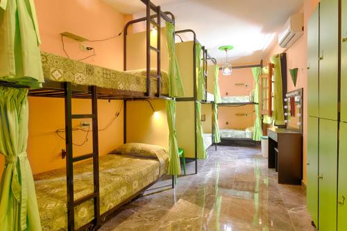 内尔哈Charming Nerja Hostel的宿舍内带双层床的走廊