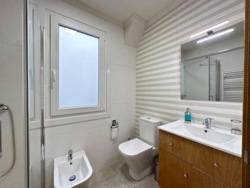 维戈Amplio apartamento con terraza en Bouzas, cerca de la playa.的一间带水槽和卫生间的浴室以及窗户。