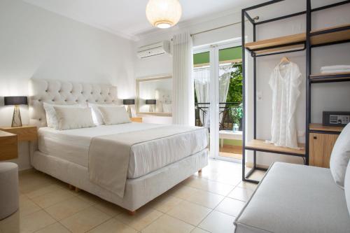 奈德里Adria Luxury Apartments的白色的卧室设有一张大床和一个窗户