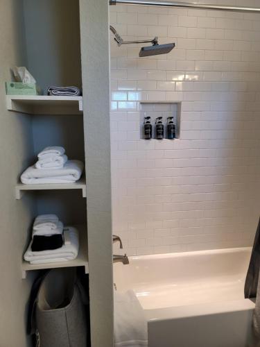 圣安东尼奥SPACIOUS TOWNHOUSE MINUTES FROM DOWNTOWN SA.的浴室配有浴缸、淋浴和毛巾。