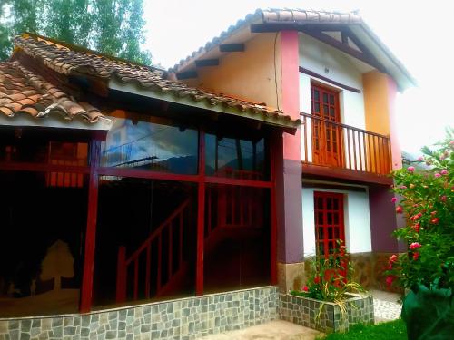 MarasHermosa casa de campo的红色装饰的房子模型