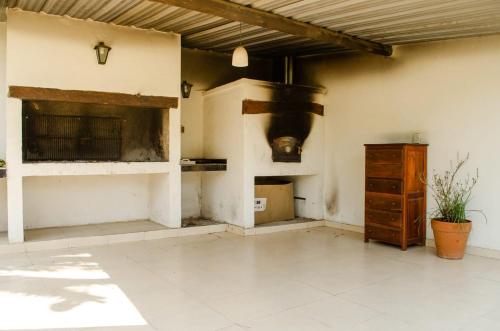 拉班达Complejo Mis Pumitas的客厅设有壁炉和木柜。