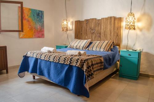 拉班达Complejo Mis Pumitas的一间卧室配有一张带蓝色棉被的床