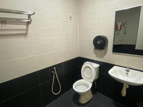 瑟纳旺D&F BOUTIQUE HOTEL SENAWANG的一间带卫生间和水槽的浴室