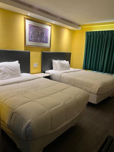 亨廷顿海滩777号汽车旅馆的一间酒店客房,房间内设有两张床