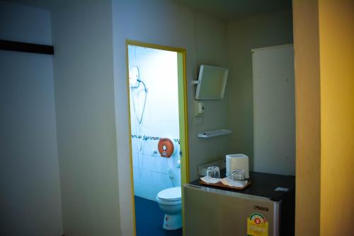 碧差汶萨百第旅馆的带淋浴、卫生间和盥洗盆的浴室