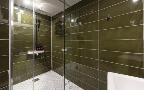 釜山Hotel Yaja Gwangalli的浴室里设有玻璃门淋浴