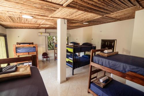 圣玛尔塔taganga macabi hostel的房屋内带几张双层床的房间