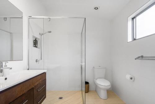 拜伦湾Marie's Byron Getaway的浴室配有卫生间、盥洗盆和淋浴。