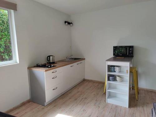 阿鲁埃Logement cozy avec Jardin的厨房配有白色橱柜和台面