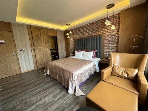 Dali嵩夏汽车旅馆的酒店客房,配有床和沙发