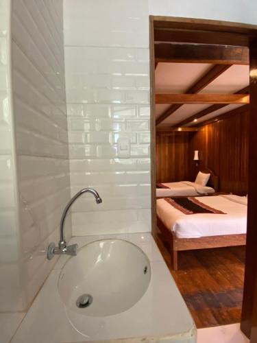 马丘比丘Mistico Machupicchu Eco B&B的带浴缸的浴室和卧室