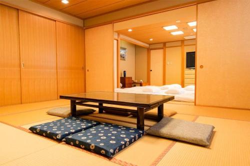 东京KODAKA Hotel TOKYO的配有床的客房内的茶几