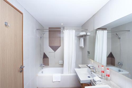 雅加达旁多克英达瑞士贝尔酒店国际的带浴缸、水槽和浴缸的浴室