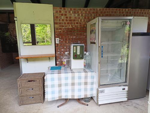 北埔旅人山泉农场的客房内的小冰箱和桌子
