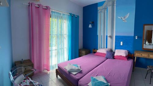 霍拉斯法基翁Garden House的一间卧室设有紫色的床和窗户